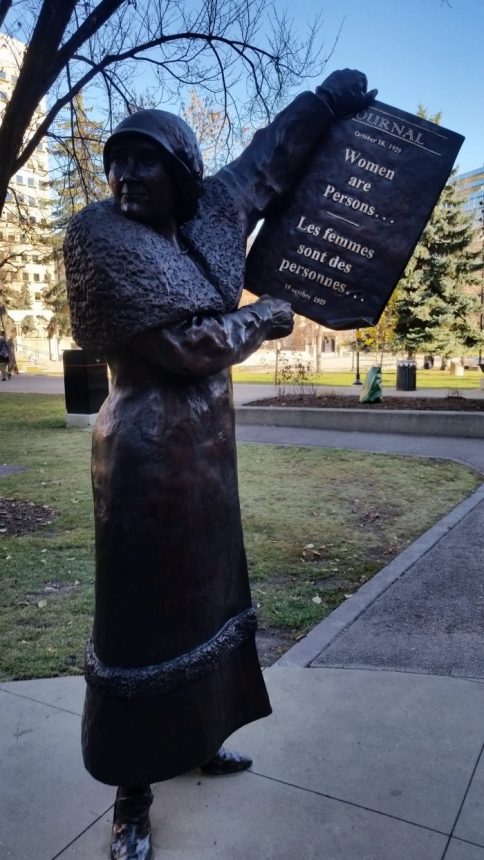 statue of woman holding proclamation reading Women are Persons Les femmes sont des personnes